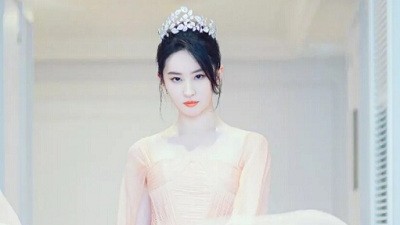 双语｜刘亦菲英文访谈：有丰富灵魂的女人最美